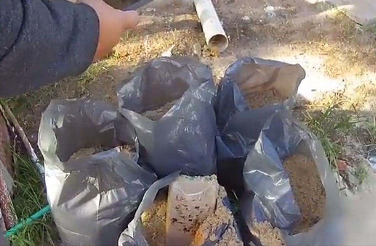 Incautaron 10 kilos de cocaína escondidos en bolsas de arena en una casa en construcción