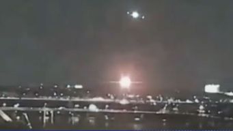 un avion de pasajeros y un helicoptero militar chocaron en pleno vuelo y cayeron al rio cerca de washington