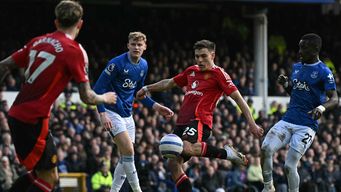 Manuel Ugarte anota el empate del Manchester United. Foto: AFP