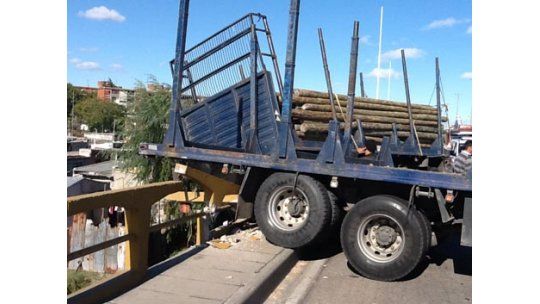 Una grúa retiró el camión que colgaba sobre el Pantanoso
