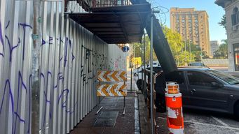 Abajo del techo de la obra en construcción, sobre la vereda, fue hallado el cuerpo del hombre apuñalado. Foto: María Eugenia Scognamiglio, Subrayado.