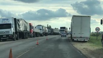 camioneros argentinos denuncian competencia desleal y suspenden viajes a uruguay