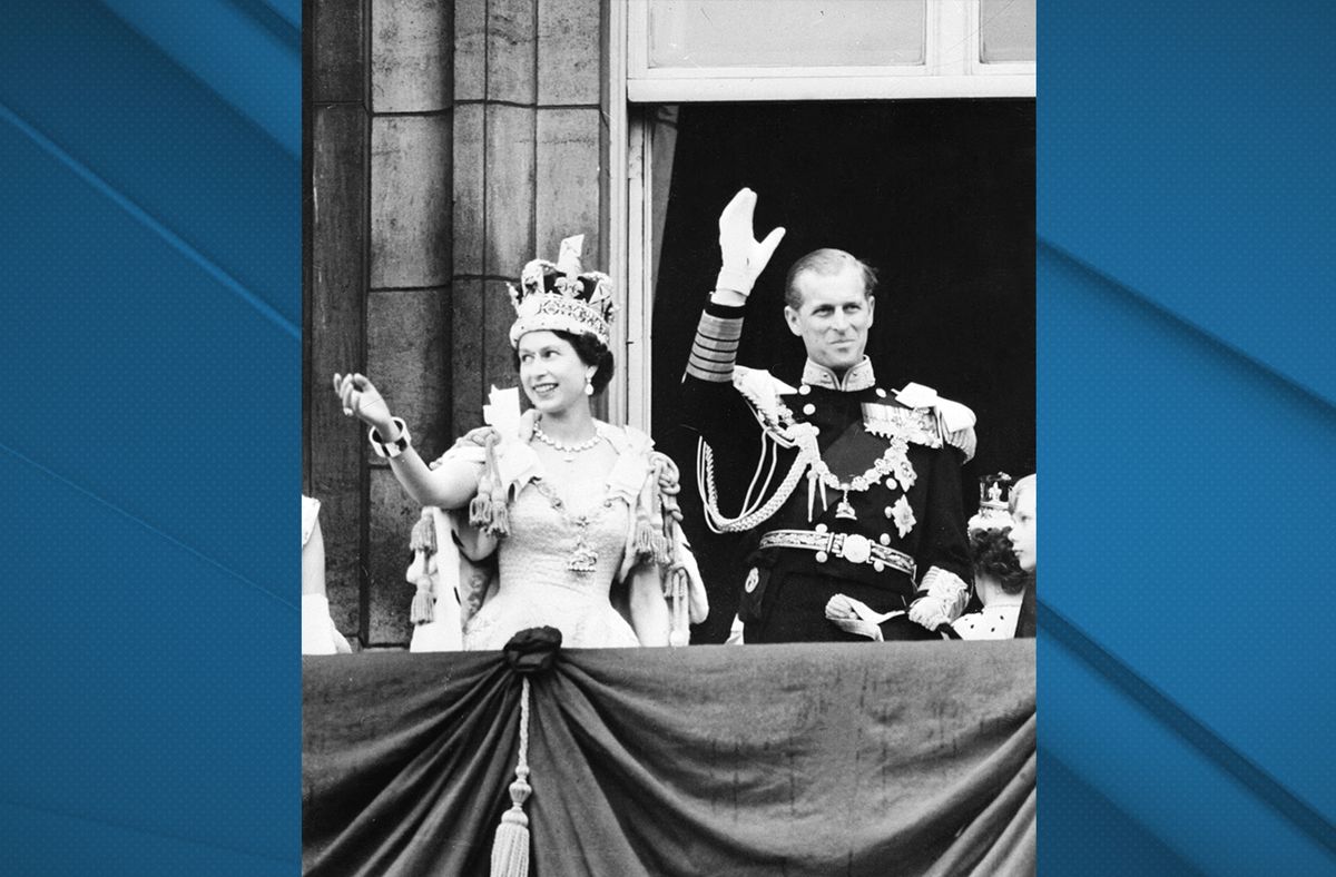 La Reina Isabel II de Gran Bretaña (i) acompañada por el Príncipe Felipe de Gran Bretaña, Duque de Edimburgo (d) saluda a la multitud, el 2 de junio de 1953 después de ser coronada en la Abadía de Westminster en Londres. Isabel se casó con el Duque de Edimburgo el 20 de noviembre de 1947 y fue proclamada Reina en 1952 a los 25 años. Su coronación fue el primer evento televisado a nivel mundial. Foto: AFP