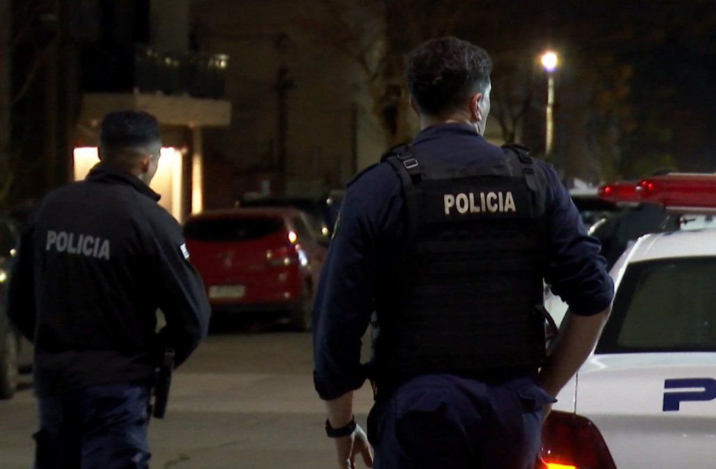 Mataron de una puñalada a un hombre de 33 años que dormía en la calle en el barrio Tres Cruces