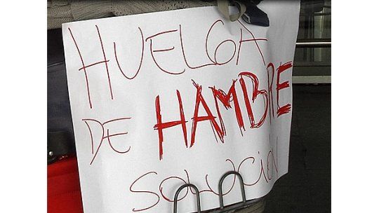 Pareja perdió vuelo y hace huelga de hambre en el aeropuerto
