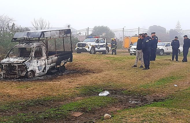 La camioneta incendiada donde fue hallado el hombre de 27 años.&nbsp;