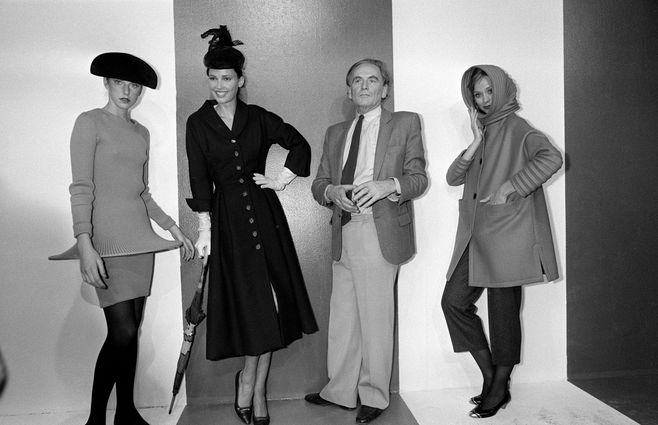 Junto a sus modelos en una retrospectiva de 1981