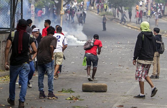Manifestantes contra el gobierno de Ortega, se enfrentan a la policía en las calles de Nicaragua.