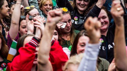 irlandeses votan masivamente a favor del derecho al aborto