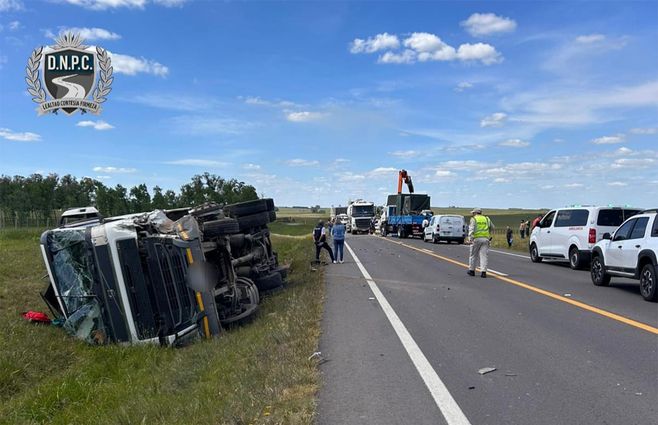 camion-choque-camioneta-ruta-8