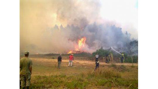 Bomberos intenta rodear y controlar el fuego en Punta del Diablo