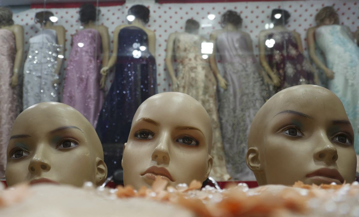  Cabezas de maniquíes en una tienda de ropa para mujeres en Herat el5 de enero de 2022. Los talibanes ordenaron a los propietarios detiendas en el oeste de Afganistán que corten las cabezas de losmaniquíes