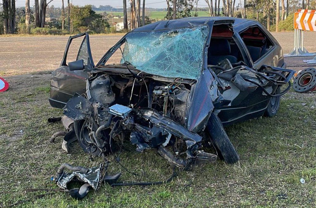 Foto: Paola Botti, Subrayado. Auto en el que chocó el agresor junto a la víctima.