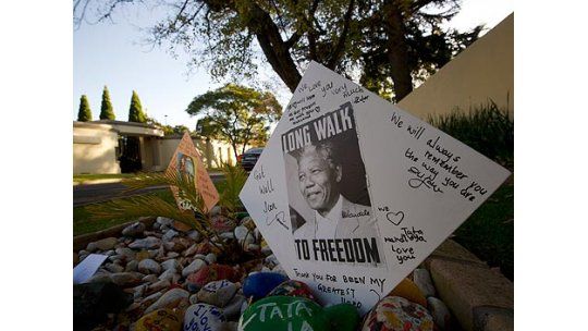 Mandela mejoró, pero su muerte es inminente, según su familia