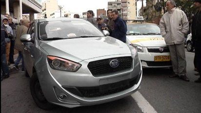Taxistas y chofer de Uber discuten en la calle en mayo de 2016