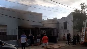 investigan robo e incendio en la casa de un policia en salto mientras estaba de viaje
