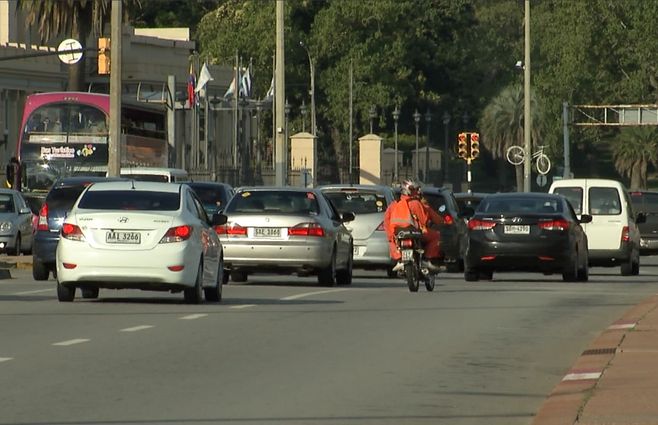 autos-montevideo-rambla.jpg