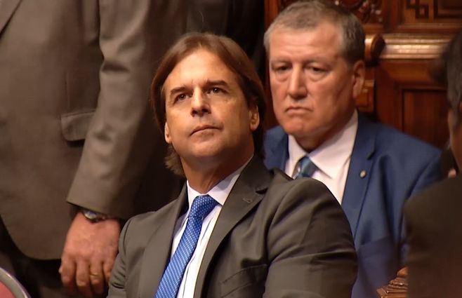 Lacalle-Pou-en-el-parlamento.jpg