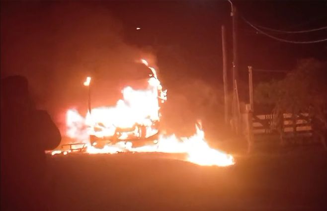 Un ómnibus de transporte interdepartamental se incendió con pérdidas totales en la localidad de Cebollatí