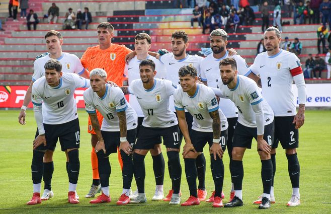 Uruguay con los titulares ante Bolivia, en El Alto. Foto: AFP
