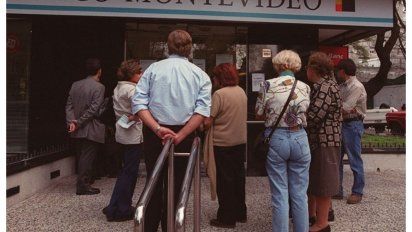Clientes del Banco Montevideo en plena crisis financiera