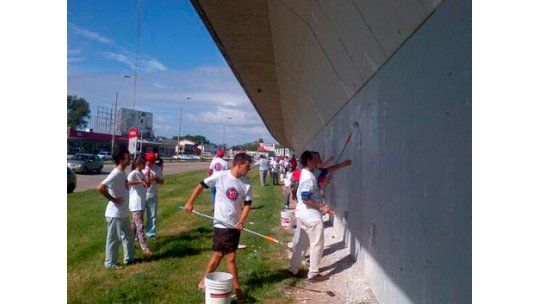 Colorados limpiaron y pintaron el Puente Av. de las Américas