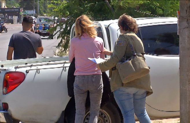 Una de las mujeres detenida, cuando es conducida a Fiscalía el sábado 24 de febrero.