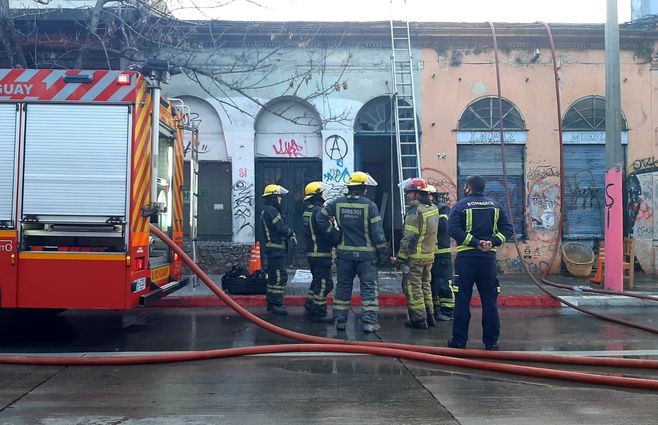 Incendio en Fernández Crespo. (Foto: Marcelo Auyanet, Subrayado).