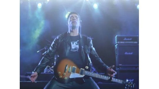 Luisito Suárez rockea al mejor estilo Paul McCartney