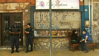 una pareja rapino una joyeria y escapo en un omnibus con lo robado