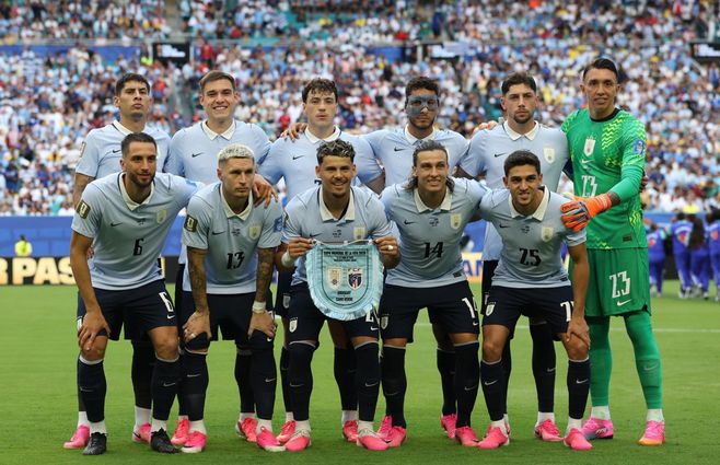 La formación inicial de Uruguay ante Cabo Verde. Foto: AFP