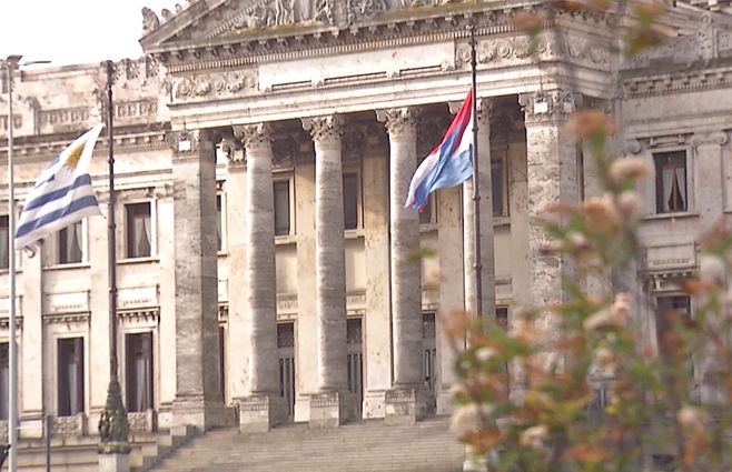 parlamento-fachada-banderas.jpg