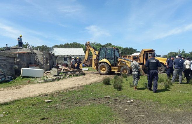 Foto: Willan Dialutto, Subrayado. Demolición en Barra de Valizas este viernes.
