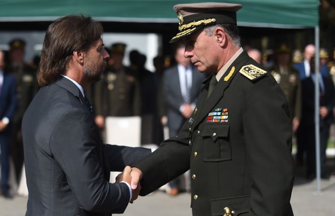 Lacalle Pou y el nuevo comandante del Ejército Mario Stevenazzi. Foto: Dante Fernández, FocoUy.