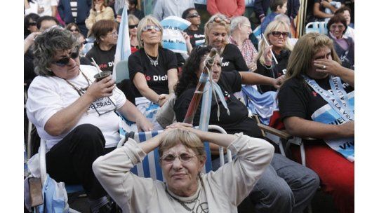 Tabaré Vázquez  golpeado en las dos orillas del Río de la Plata