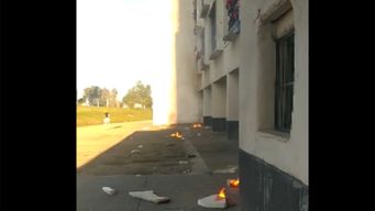 protesta con quema de colchones en la carcel de mujeres por la muerte de una reclusa