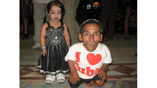 El hombre y la mujer más pequeños del mundo se citaron en Nepal