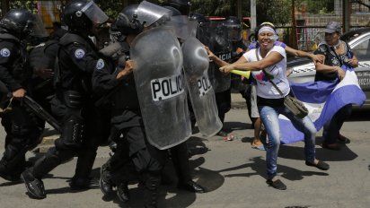 policia reprime con bombas de estruendo, protesta contra ortega en nicaragua