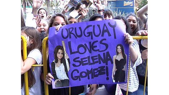 Selena Gómez ya está en Uruguay y fue recibida por sus fans