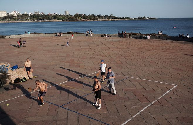 uruguay-calor-rambla-gente-tiempo.jpg