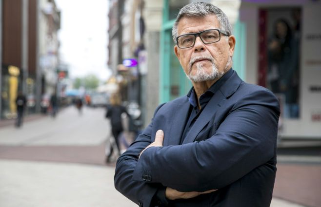 Emile Ratelband, de 69 años de edad, posa en el centro de Arnhem, en su país, donde intenta judicialmente que su edad pase a ser 20 años menor, obedeciendo a su forma física y mental.