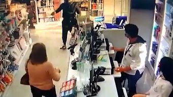 rapino una farmacia y, tras una persecucion, fue detenido a los pocos minutos