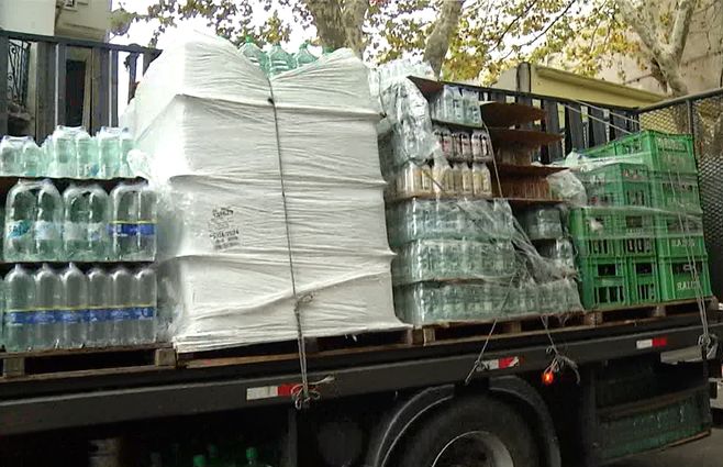 agua-embotellada-camion.jpg