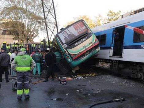 Siete muertos y 100 heridos en choque de dos trenes y un ómnibus