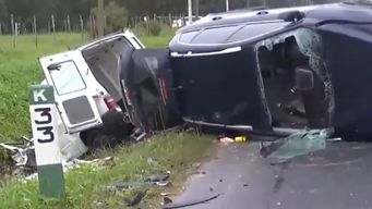 una camioneta perdio el dominio, cruzo de senda en ruta 102 y choco contra otra; hay un fallecido