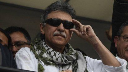 Tiene 51 años y adoptó su alias Jesús Santrich en homenaje a un amigo asesinado en 1990. Desde la adolescencia estuvo vinculado al Partido Comunista. En la Universidad del Atlántico se licenció en Ciencias Sociales y realizó un postgrado en historia.