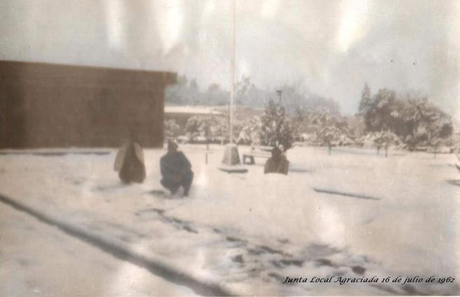 Foto cedida a Subrayado. Nieve en Agraciada (Colonia-Soriano), el 16 julio 1962. 