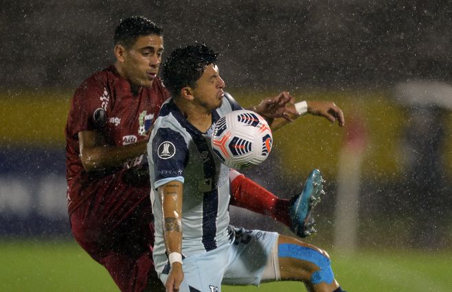 Camilo Cándido de Liverpool intenta sacarle la pelota a Marcos López.