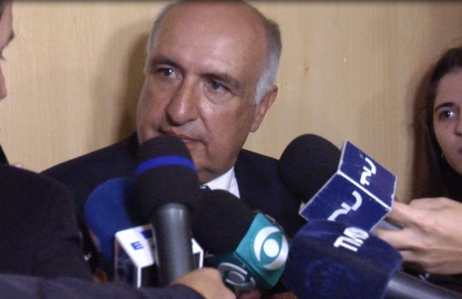 Guillermo Domenech fue escribano de Presidencia durante 30 años. Renunció para ser candidato a la vicepresidencia, acompañando a Manini Ríos, a quien comparó con Artigas. 