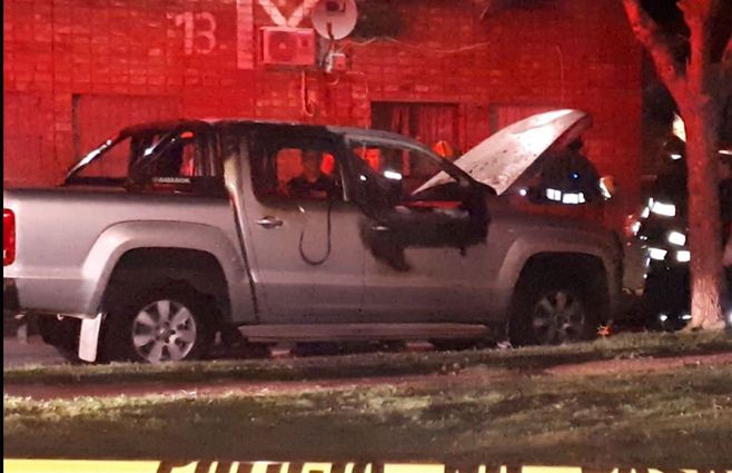 La camioneta donde fueron hallados los cuerpos quemados el 30 de marzo.